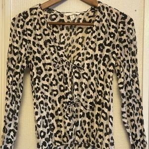 H&m leopard transparent kofta🐆 - Leopard kofta från H&m som är transparent/genomskinlig. Den går att knyta där fram!💕