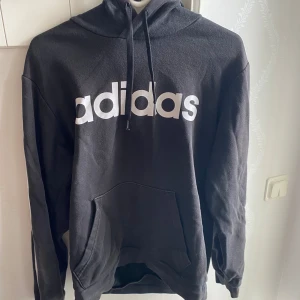 Adidas hoddie  - Säljer den då den inte passar mig längre den är i bra skick vid funderingar är det bara att skriva!