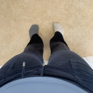 Juicy byxor - Ett par svarta juicy byxor, dom e använda men märks inte jättemycket, skick 7,5/10 säljer då dom inte kommer t användning längre! Pris går att diskutera vid snabb!🤗