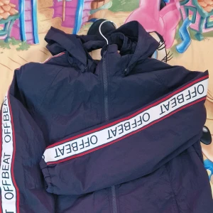 Regn jacka - Hej jag ska sälja  den blue regn jacka som jag har köpt från lindex 499kr nu jag ska sälja  den bara 190kr .jackan  änvad .om ni intressera att köpa den kontakta  mig. M.v.h Emma 