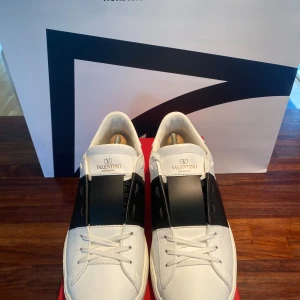 Valentino skor - Valentino open svartvit, nyskick använda ca 4-5 gånger sparsamt. Storlek 42 men skulle säga att de passar 42/43. Bara att kontakta vid intresse för mer frågor och förslag