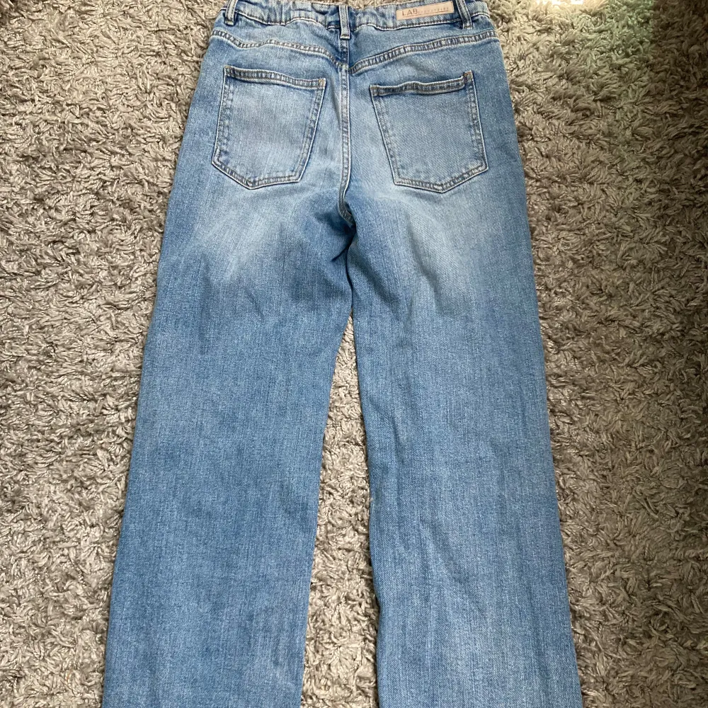 Jeans med hål på knäna från Kappahl i storlek 164 men passar mig som brukar ha 32 köptes för 2 år sedan använda men i ny skick!. Jeans & Byxor.