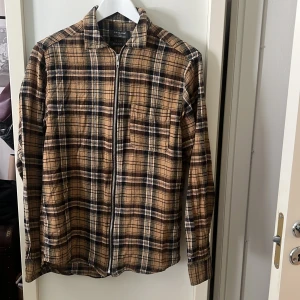 Flanellskjorta i neutrala toner - Flanellskjorta från prinsen i storlek small. Neutrala toner.