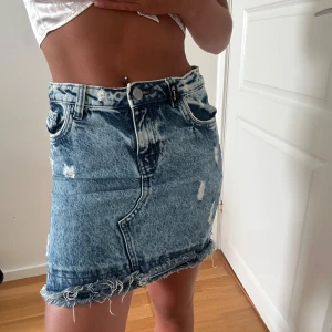 Jeanskjol - Jättesnygg blå jeanskjol Banden för att justera midjan är lite trasiga men fungerar endå. Storlek XXS-XS