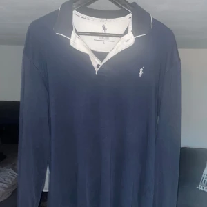 Ralph Lauren piké (långärmad) - Mycket sällsynt Ralph lauren rugby piké.  Gott skick. Strl L kan passa M också