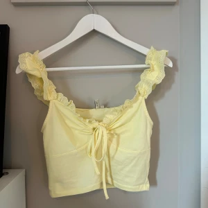 Gul topp - Säljer denna skit snygga toppen! Jätte fint skick, aldrig använd. Hör av er om ni har frågor💛💛