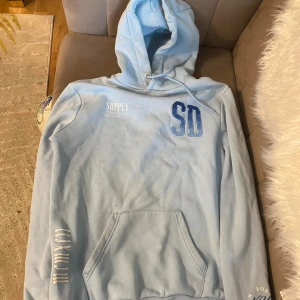 supply and demand tracksuit storlek s  - supply and demand tracksuit storlek s . Fick den som present . Säljer för att den är för stor 