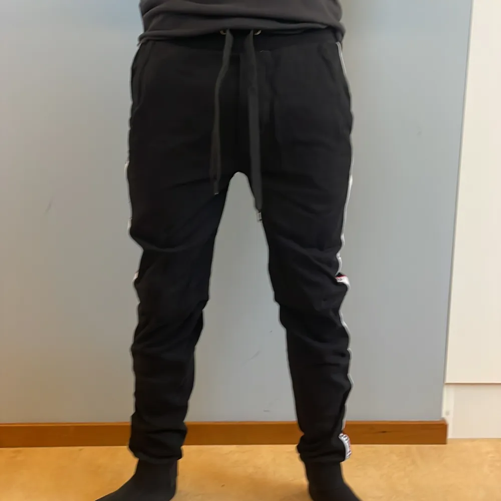 Storlek S modell på bild är 170cm, inga skador eller defekter . Jeans & Byxor.