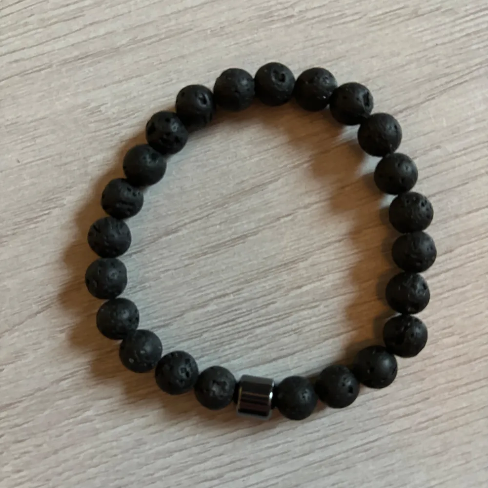 Säljer ett Sten armband som jag köpte men kunde inte ha det. Måttet är justerbart men skulle säga 18-22 cm beror på hur man vill att det ska sitta. . Accessoarer.