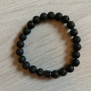 Sten armband - Säljer ett Sten armband som jag köpte men kunde inte ha det. Måttet är justerbart men skulle säga 18-22 cm beror på hur man vill att det ska sitta. 