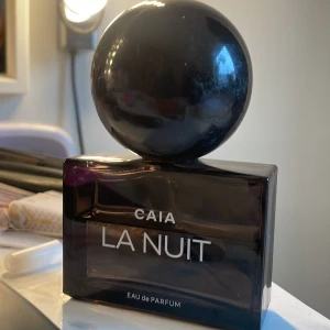 Säljer min la nuit parfym som är halvt använd, soft av frukter och not av kanel och vanilj💞 köpt för 590kr - Bra sick