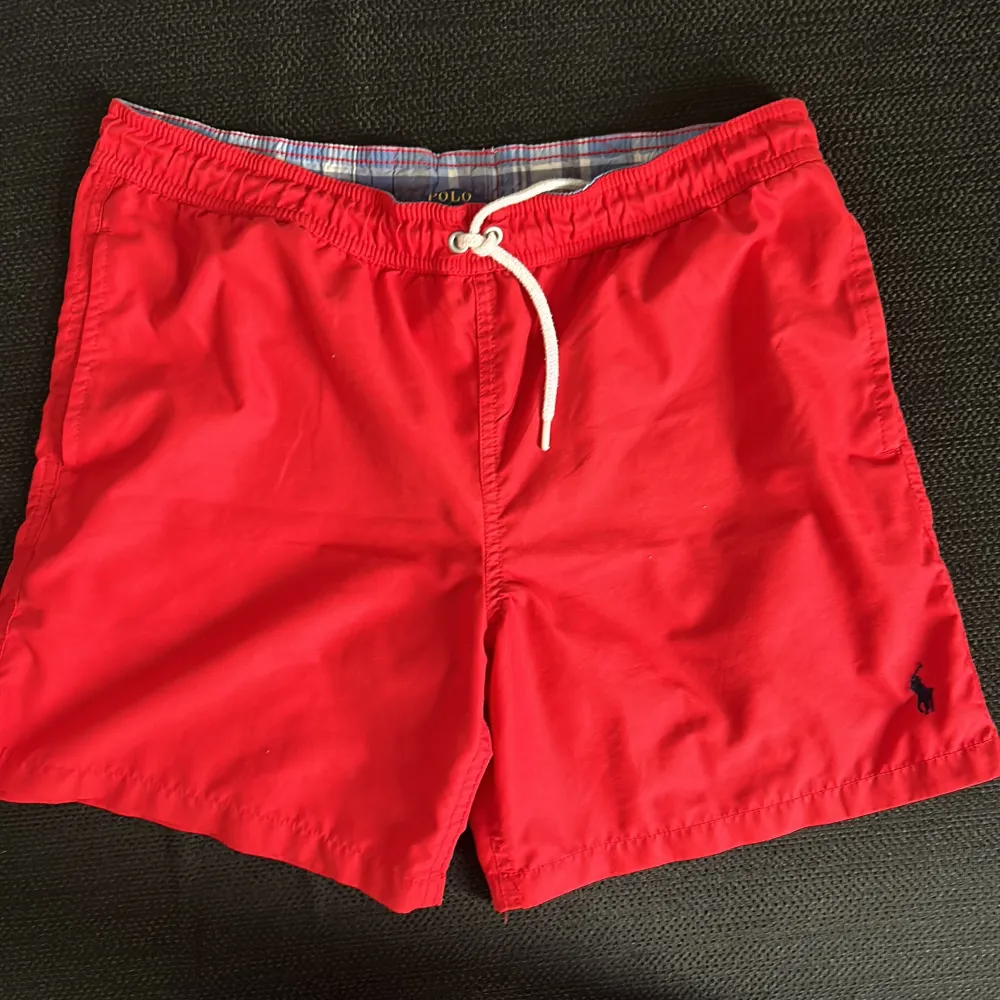 Säljer dessa badshorts för att jag växt ur de, jag har inte använt de så mycket så de är i fint skick 9/10. De är i storlek L barn (14-16). Skriv frågor!. Shorts.