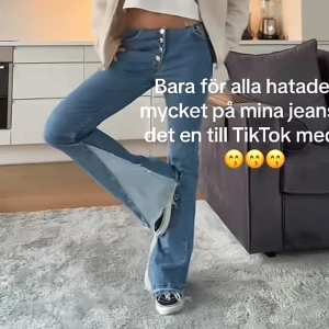 Intressekoll!!!!! - Jeans jag gjort sliten på själv. Ca storlek 36. Köpare står för frakt. Bra skick, väldigt lite använda