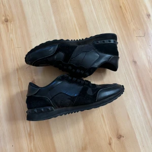 Valentino Rockrunners - STEAL‼️ Är i nöd av pengar säljer billigt. Först till kvarn! Strl 42 passar 43