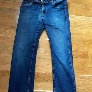 Säljer nu ett par galet feta Jacob Cohen jeans! Sjukt bra skick och storlek 31. Modellen är 622 vilket har en slim passform och är den populäraste modellen. Priset kan diskuteras vid en snabb affär. 