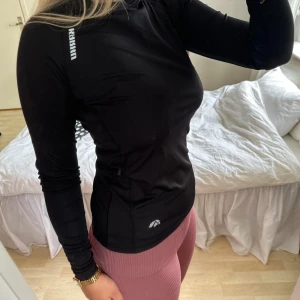 träningströja med reflex - svart långärmad träningströja med reflex. från märket karhu i storlek 34/XS. bra skick förutom lite slitet på ena reflexen som syns på 3e bilden!