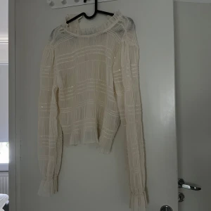 Blus - En jättefin blus med paljetter som detaljer. Är i ny skick