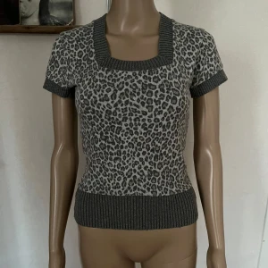 Stickad T-shirt Tröja leopard rockabilly psychobilly  - Inget att anmärka på 