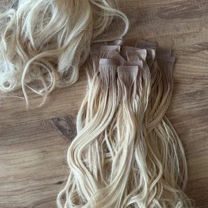 Tejp löshår  - 200 gram tejp-löshår 50 cm från Myextensions. Håret är i väldigt bra kvalitet, och har bara använts i 4 dagar (jag ångrade mig och ville ha kort hår igen). Håret har lockats 1 gång, annars ingen värme använd på det. Tejp ingår ej. Ord.pris 4596kr