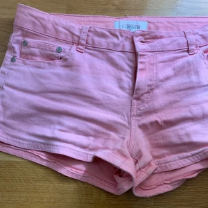 Rosa lågmidjade jeansshorts  - Rosa lågmidjade jeansshorts 💖 passar S!