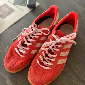 Adidas spezial rosa/röda - Säljer mina adidas skor, dessa är sparsamt använda och jag säljer då jag har för många skor… 