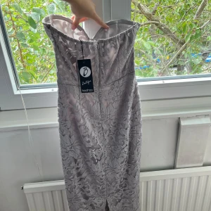 Helt ny klänning i grå 🫶🏼 - En helt ny klänning i fina gråa mönster som sitter som en smäck på kroppen ☺️aldrig använt och har lapp på sig 