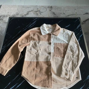 Beige cardigan/ kofta - Olika nyanser av beige kofta, använt minst 2 gånger. Denna säljs för lite högre pris efter som att den är i jätte jättebra kondition och ser nästan nyköpt ut.