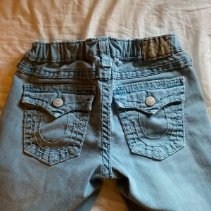 true religion  - skit snygga trues som är lågmidjade i bootcut!! midja rakt över : 35 men är stretchig och inneben 88cm (bra längd på mig som är 170) skriv om ni har frågor annars funkar köp nu jättebra!!💕 helt okej skick ❤️