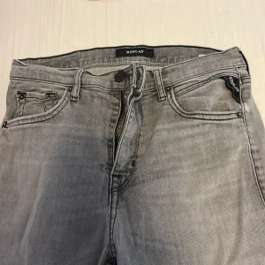 Replay jeans  - Replay jeans storlek 158. Säljs på grund av att dem inte passar mig. Tveka inte på att fråga. Pris kan diskuteras. Mvh Jocke 