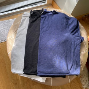 3 pack T-shirts i olika färger - Bra basplagg 🤍🖤💙Tre T-shirts i bredare crop top-modell med upprullade ärmar. Från ASOS i färgerna vit, svart och marinblå. Vita T-shirten har en liten fläck. Storlek S (UK 10, EU 38, US 6). Köps billigt tillsammans (köp direkt funkar) eller var för sig.