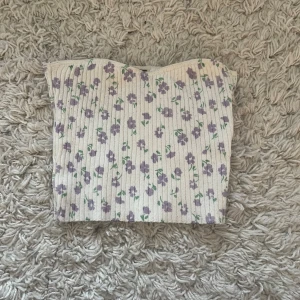Blommig tub topp  - Jag säljer denna blommiga tub topp då jag aldrig använder den, den är använd 2-5ggr så den är som i nyskick ! Den är i strl xs men den är väldigt stretcbar. 