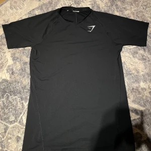 Gymshark T-shirt - Storlek S. V-ringad, sitter rätt tight
