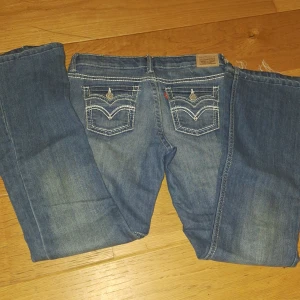 2000s Levi's low waisted bootcut jeans - Säljer dessa fina 2000s jeans då de tyvärr inte passar mig längre priset kan diskuteras ❤️ inga returer