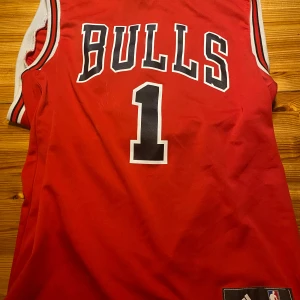 #1 Derrick Rosé NBA tröja Chicago Bulls - Chicago bulls #1 Derrick Rosé tröja. Värde ungefär 500kr. Pris kan diskuteras