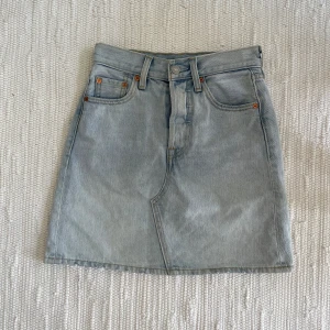 Jeanskjol från Levi’s - 🌟Storlek 24 (motsvarar ungefär XS) 🌟Gott skick!