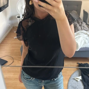 Blus - Jättefin blus i nyskick. Har spetsdetaljer på ärmar och vid halsen. Inga defekter! 