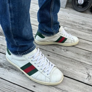 Gucci ace skor - Tjena! Säljer nu dessa Gucci ace skor som är i storlek 44. Skorna är i bra skick och har inga defekter, men dom är använda. Har tyvärr inte kvar boxen men de är givetvis äkta. Tveka inte på att höra av er om det skulle vara något. Mvh Isak