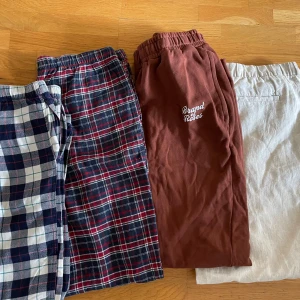  4 Byxor paket - Två par pyjamasbyxor från HM strl M Ett par linnebyxor HM strl M Ett par mjukisbyxor från Brand of Roses strl M avklippta nertill. Alla är i fint skick.