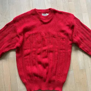 Röd knit från troligtvis 80-tal, superbra skick. Sitter true to size XL, go mysig tröja och inte stickig. Drog ner exposure på några bilder så att man ser mönstret, men färgen visas bäst på första bilden. 