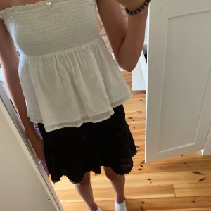 Tub topp - En jättesnyg tub topp med volang som också kan användas som kjol. Jättebra skick! Den är egentligen i storlek 158/164 men passar på mig som har xs/s