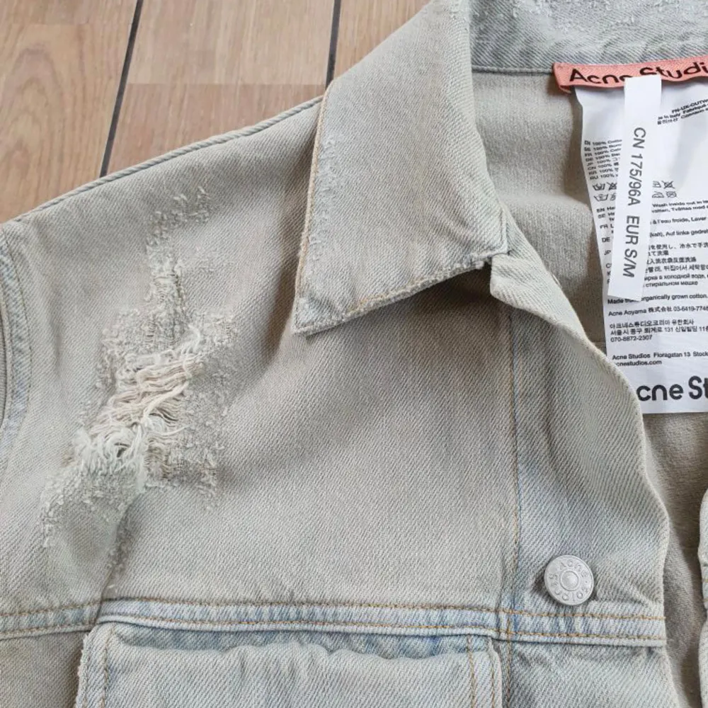 Beautiful cotton denim jacket from Acne Studios. Comes in beige/grey color with a regular fit and a  beautiful distressed and washed look throughout the jacket. Has been gently, still in great condition. Fits a bit relaxed and boxy. Tagged size S/M,. Jackor.