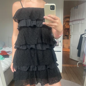 Volangklänning  - Superfin volangklänning i nyskick! 