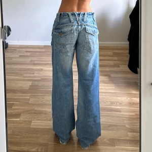 Baggy jeans  - Skitsnygga baggy jeans från Jack & Jones, vintage denim👌 står att det är storlek 33/36 men i och med att de är insydda både i midjan och uppsydda så skulle jag inte säga att det stämmer. Midja: ca 84cm runt om. Innerben: 82cm. Skriv vid frågor!🤩