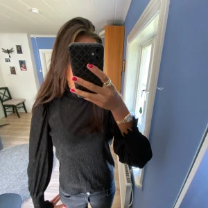Festtopp - Svart långärmad topp från bikbok i storlek S💞💞 Perfekt till finare tillfällen🥰