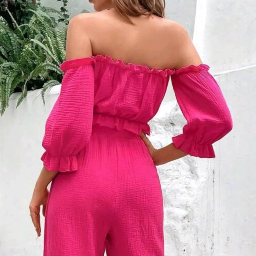 En rosa offshoulder topp med långa ärmar och volangdetaljer. Toppen har en elastisk midja och är tillverkad i ett lätt och luftigt material.. Toppar.