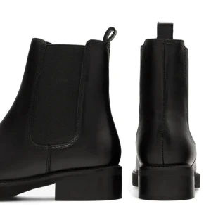 Svarta skor med klack - Köptes i vintras o haft på mig dem 2 ggr, så de är OK skick.