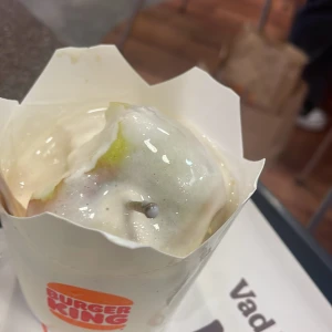 Halvuppätet äpple i bk glass - 8 cm hög burk, rund lite oval, kall men kommer vara varm när du får den, äpplet är möjligen ätbart det får du avgöra själv. betala 10kr extra så får du en bk krona.