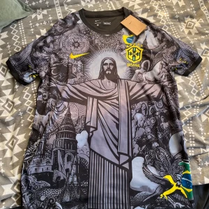Brasilien fotbolls tröja - En riktigt snygg fotbolls tröja från Brasilien som är oanvänd. Det står storlek L men den är mindre i storlek så den sitter som en M.