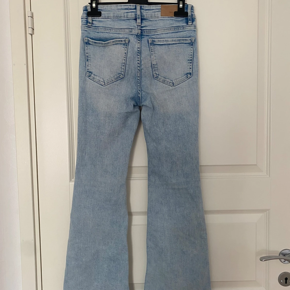 Utsvängda jeans från Mango - 90