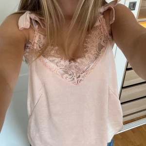 Linne  - Säljer detta snygga linne med rosetter som är avtagningsbara